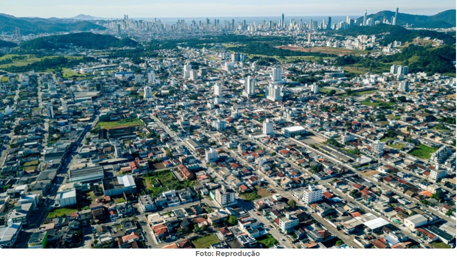 4º Desenvolve Camboriú - “A construção civil em Camboriú: Os desafios e a importância do planejamento urbano da cidade”.